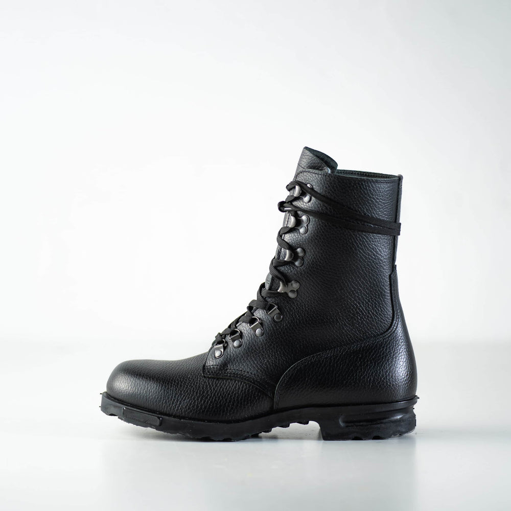Side view of the Samelin M77 black leather boot
